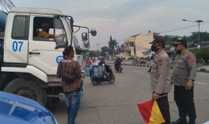 Kanit Reskrim Polsek Cimanggung sekaligus Padal 1 Pos Pam Ketupat Lodaya 2022 Cimanggung, Iptu Agus Nurjaman (kanan) saat memarahi juru parkir truk depan Kawasan Industri Dwi Papuri. (Yanuar Baswata/Jabar Ekspres)