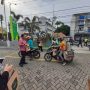 BPJAMSOSTEK membagikan takjil kepada para pengguna jalan yang melewati depan Kantor BPJS Ketenagakerjaan Cabang Cimahi, di Jalan Jendral Amir Machmud No.803 Cimahi, Rabu (27/4).
