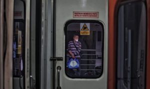 MUDIK: Seorang penumpang menunggu kedatangan kereta di samping perlintasan rel Stasiun Bandung, Kota Bandung. (Deni/Jabar Ekspres)