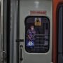 MUDIK: Seorang penumpang menunggu kedatangan kereta di samping perlintasan rel Stasiun Bandung, Kota Bandung. (Deni/Jabar Ekspres)