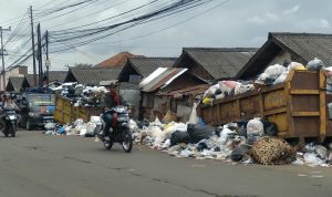 Sampah yang menggunung di Pasar Parakanmuncang, Kecamatan Cimanggung, Kabupaten Sumedang. (Yanuar/Jabar Ekspres)
