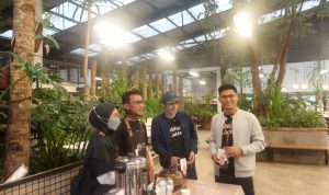 LAUNCHING: Brand Owner Sanusa Food, Syahid Hasan (paling kanan) ditemui seusai acara launching produk Habbats Latte di Paberik Bajoe, Kota Bandung, Rabu (27/4).