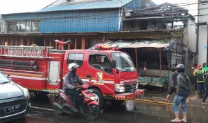 Satu unit bangunan rumah di Kampung Cikalang, RT03 RW05, Desa Cimekar, Kecamatan Cileunyi, Kabupaten Bandung tengah dipadamkan petugas Damkar akibat dilahap si jago merah.
