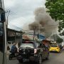 Kebakaran di wilayah Desa Cimekar, Kecamatan Cileunyi, Kabupaten Bandung yang mengakibatkan kemacetan, Kamis (28/4).