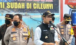 Gubernur Jawa Barat, Ridwan Kamil saat kunjungi Pos Pam Ketupat Lodaya 2022 Cileunyi, Kabupaten Bandung. (Yanuar/Jabar Ekspres)
