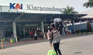 Mudik Diizinkan Kembali, Porter di Stasiun Mendapat Berkah Salah seorang Porter di Stasiun Kiaracondong Bandung, sedang mengangkut barang bawaan pemudik, Jumat (29/4). (Foto: Sandi Nugraha/Jabar Ekspres)