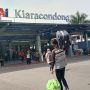 Salah seorang Porter di Stasiun Kiaracondong Bandung, sedang mengangkut barang bawaan pemudik, Jumat (29/4). (Foto: Sandi Nugraha/Jabar Ekspres)