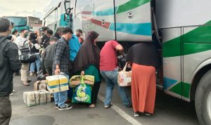 Para penumpang hendak menaiki bus di Terminal Cicaheum Kota Bandung untuk melakukan perjalanan mudik, Jumat (29/4). (Foto: Sandi Nugraha/Jabar Ekspres)