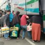 Para penumpang hendak menaiki bus di Terminal Cicaheum Kota Bandung untuk melakukan perjalanan mudik, Jumat (29/4). (Foto: Sandi Nugraha/Jabar Ekspres)