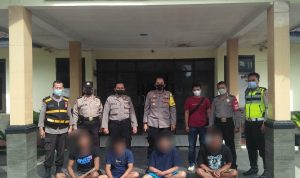 Kapolsek Rancaekek, Kompol Nanang Heru Sucahyo (tengah) bersama anggota Polsek Rancaekek usai lakukan penangkapan 4 terduga pelaku aksi pembunuhan yang terjadi di Perumahan Griya Rancaekek.