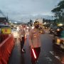 Kapolsek Cimanggung, Kompol Herdis Suhardiman saat mengatur arus lalu lintas di Jalan Raya Bandung-Garut, Cimanggung, Sumedang.