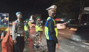 H-2 Lebaran, Jalan Raya Bandung-Garut Alami Peningkatan Volume Kendaraan 30 Persen Kanit Lantas Polsek Cimanggung, Iptu Deni Suharsa (ujung kanan) dibantu anggota Polsek Cimanggung dan Koramil Cimanggung tengah mengatur arus lalu lintas di Jalan Raya Bandung-Garut. (Yanuar/Jabar Ekspres)