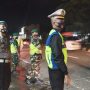 Kanit Lantas Polsek Cimanggung, Iptu Deni Suharsa (ujung kanan) dibantu anggota Polsek Cimanggung dan Koramil Cimanggung tengah mengatur arus lalu lintas di Jalan Raya Bandung-Garut. (Yanuar/Jabar Ekspres)