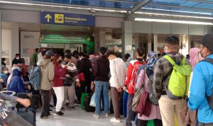 Antrian pemudik yang hendak melakukan perjalanannya menggunakan Kereta Api. (Foto: Sandi Nugraha/Jabar Ekpres)