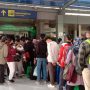 Antrian pemudik yang hendak melakukan perjalanannya menggunakan Kereta Api. (Foto: Sandi Nugraha/Jabar Ekpres)