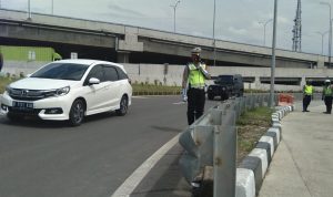 Pemantauan arus lalu lintas oleh jajaran anggota Polresta Bandung di Pos Pam Cileunyi. (Yanuar/Jabar Ekspres)