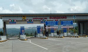 Jelang Idul Fitri 2022, Akses Tol Cisumdawu Masih Sepi Pemudik Gerbang Tol Sumedang terpantau sepi alias belum mengalami pemadatan volume kendaraan pemudik Lebaran 2022.