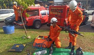 Kantor SAR Bandung Tingkatkan Kesiapsiagaan Anggota dan Posko Khusus Lebaran Anggota Basarnas Kantor SAR Bandung saat lakukan pengecekan alat dan armada sebagai bentuk peningkatan kesiapsiagaan SAR Khusus Lebaran 2022.