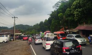 Arus Mudik: Keluar Masuk Kendaraan di Rest Area Hambat Pemudik di Lingkar Gentong Tasikmalaya Arus Mudik: Keluar Masuk Kendaraan di Rest Area Hambat Pemudik di Lingkar Gentong Tasikmalaya