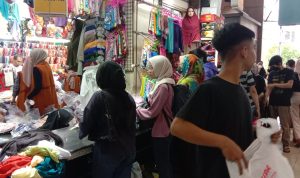 Kondisi Pasar Baru di H-2 Idul Fitri. Sabtu (30/4). (Foto: Sandi Nugraha/Jabar Ekspres)