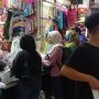 Pasar Baru Kota Bandung Masih Dipadati Masyarakat yang Belanja Baju Lebaran Kondisi Pasar Baru di H-2 Idul Fitri. Sabtu (30/4). (Foto: Sandi Nugraha/Jabar Ekspres)