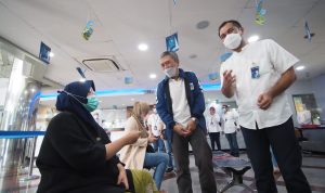 Direktur Jaringan dan Layanan BRI Andrijanto meninjau beberapa layanan terbatas dan e-channel BRI di beberapa Kantor Cabang BRI di Jakarta.
