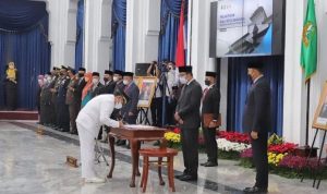 Yana Mulyana ketika mengikuti prosesi pelantikan sebagai Wali Kota Bandung Definitif yang dihadiri pimpinan DPRD Kota Bandung