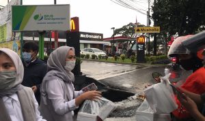 AKSI SOSIAL: Pihak BPJAMSOSTEK Bandung Soekarno Hatta bagi-bagi takjil gratis di depan kantornya, Senin (25/4).