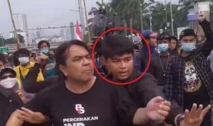 Sosok penyelamat Dosen UI Ade Armando yaitu Belmondo Scorpio saat mendampingi Ade Armando saat demo mahasiswa pada Senin (11/4). (Dok:FIN)