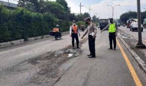 Sudah Lama Tak Dilintasi Pemudik, Jalan Raya Kalimalang di Bekasi Berlubang Sudah Lama Tak Dilintasi Pemudik, Jalan Raya Kalimalang di Bekasi Berlubang