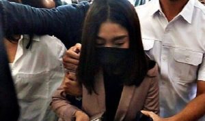 Chandrika Chika Akhirnya Angkat Bicara Soal Kasus Pengeroyokan yang Menjerat Putra Siregar Chandrika Chika Akhirnya Angkat Bicara Soal Kasus Pengeroyokan yang Menjerat Putra Siregar dan rico valentino. (Foto: PMJ News/fin)