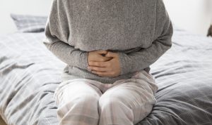 Cara Atasi Sulit BAB Saat Puasa Ilustrasi: seseorang sedang mengalami sembeli atau sulit BAB. (Freepik)