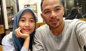 Rovida Setya Ichsani, istri pegawai Dinas Perhubungan Kota Makassar, Sulawesi Selatan, Najamuddin Sewang bersama suaminya saat masih hidup. (instagram)