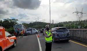 Kecelakaan berutun libatkan sebuah bus yang tabrak tiga mobil lainnya di Tol Merak, pada Sabtu (30/4)
