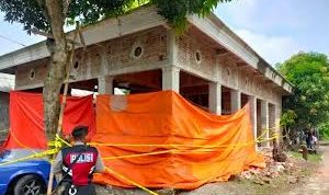 Rumah miik Bowo yang mengalami ledaka hebat akibat petasan, kini hancur hingga dipasangi garis polisi.