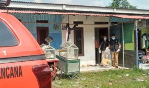 Pria tewas di kontrakan di Bekasi, petugas membawa barang bukti. (Foto: FIN/Istimewa)