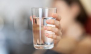 Ilustrasi: Minum air untuk penuhi cairan saat puasa. (Pixabay)