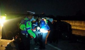 Polisi tengah melakukan olah Tempat Kejadian Perkara (TKP) kecelakan mobil ditumpangi rombongan grup musik Debu di Tol Pasuruan - Probolinggo. (Foto: Polda Jatim/JPNN)