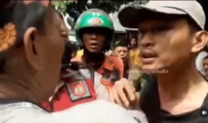 Pengeroyokan Polisi, Polres Metro Jaktim Ciduk 3 Pelaku termasuk yang Mengaku Cucu Jendral Video pengeroyokan terhadap Polisi yang sempat viral di media sosial ((Tangkapan layar)