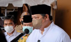 pengrajin kulit Kabupaten Garut menyatakan sangat bangga dengan sosok Menteri Koordinator Bidang Perekonomian Airlangga Hartarto (2)