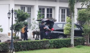 Komisi Pemberantasan Korupsi (KPK) menggeledah rumah dinas Bupati Bogor Ade Yasin di Kompleks Pemkab, Cibinong, Kabupaten Bogor, Kamis (28/4). (ANTARA/M Fikri Setiawan)