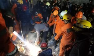 Petugas gabungan sedang evakuasi korban yang terjebak di dalam bangunan Minimarket yang ambruk di Gambut, Kabupaten Banjar, Kalsel, Senin (18/4). (RADAR BANJARMASIN)