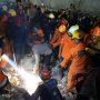 Petugas gabungan sedang evakuasi korban yang terjebak di dalam bangunan Minimarket yang ambruk di Gambut, Kabupaten Banjar, Kalsel, Senin (18/4). (RADAR BANJARMASIN)