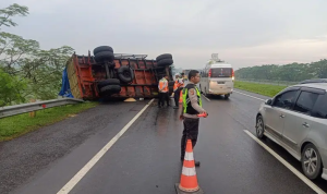 Arus mudik Tol Cipali, Truk Terguling di Km 161, Akibatkan Puluhan Meter Conta Flow