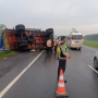 Arus mudik Tol Cipali, Truk Terguling di Km 161, Akibatkan Puluhan Meter Conta Flow