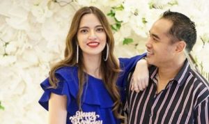 Nia Ramadhani dan Ardie Bakrie kini telah bebas dan bisa ber-Ramadhan bersama keluarga besarnya di rumah. (instagram)