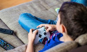 anak main video game
