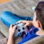 anak main video game