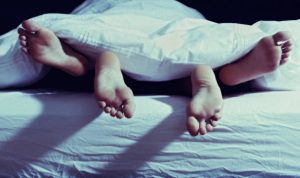 Edan, Oknum Polisi Ketahuan Kencani Ibu dan Anak Sekaligus Dalam Kamar ilustrasi oknum polisi yang ketahuan kencani seorang ibu dan anak sekaligus. (pixabay)