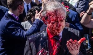 Dubes Rusia untuk Polandia Sergey Andreev setelah disiram cairan merah darah oleh demonstran pendukung Ukraina. (AFP)